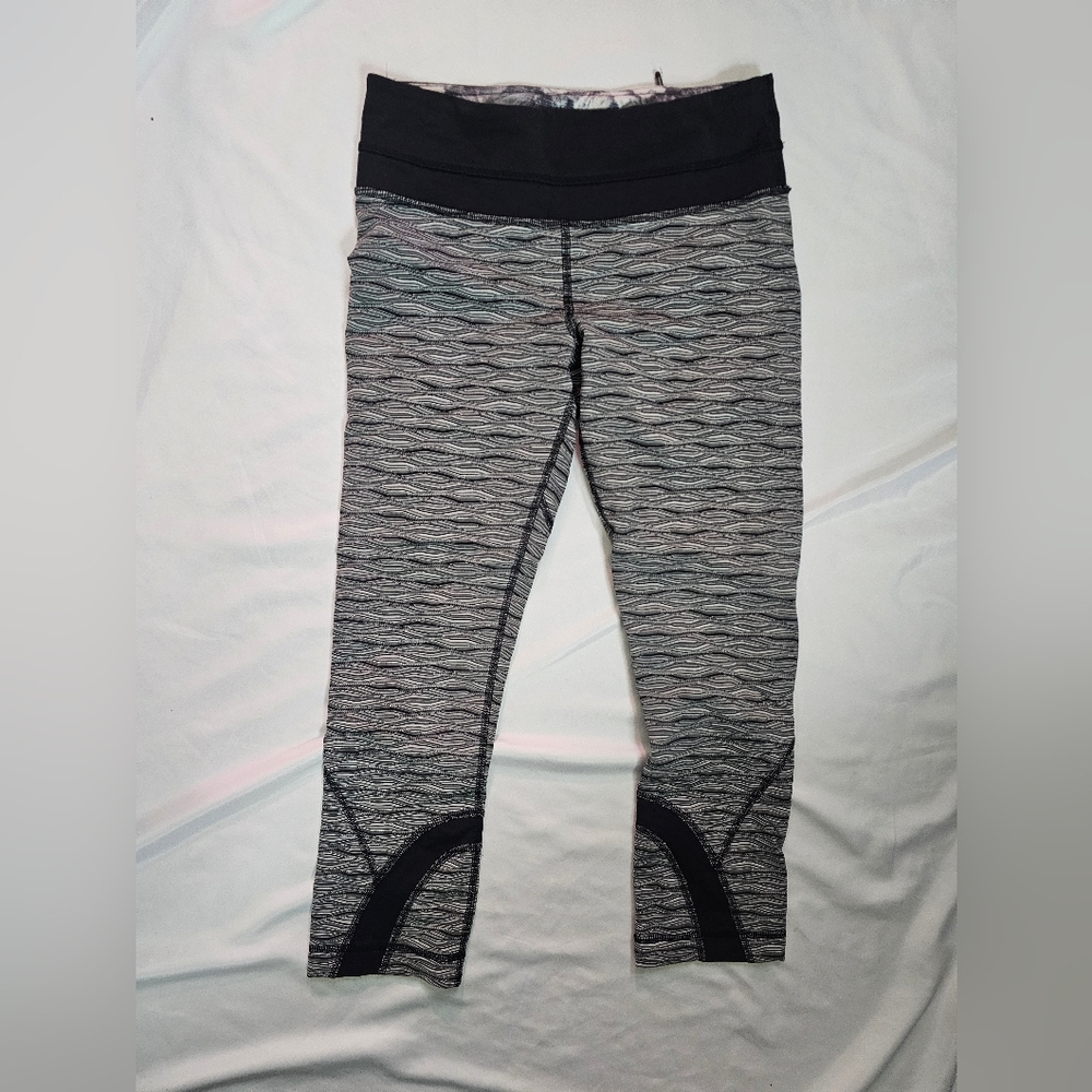 Lululemon Run: Inspire Crop II leggings- black and white herringbone- Est.4